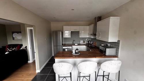 Kuchyň nebo kuchyňský kout v ubytování Beautiful apartment in Claygate Close to London