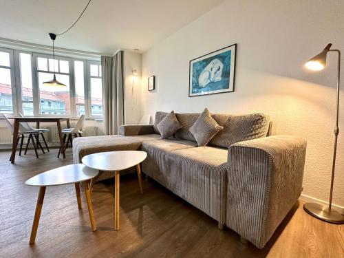 a living room with a couch and a table at Ferienwohnung De Krabb in Dorum