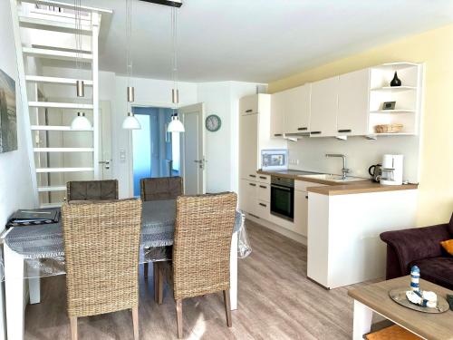 a kitchen and dining room with a table and chairs at Ferienwohnung De Eller in Dorum