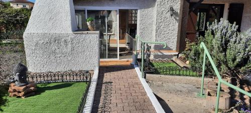 a house with a yard with a lawn with a fence at Jolie maison modulable de 4 à 6 lits avec jardinet in Irigny