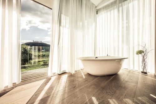 Kylpyhuone majoituspaikassa MALAT Weingut und Hotel