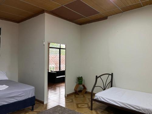 una habitación con dos camas y una ventana en Apartamento Charlotte, en La Unión