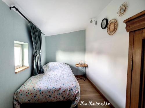 a small bedroom with a bed and a window at Holiday home le Lurçon et la Lurcette in Libin