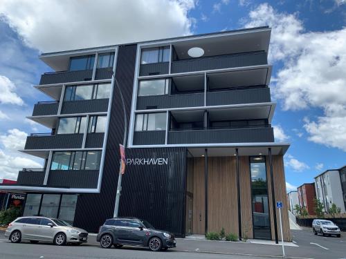 ハミルトンにあるCity Centre High End Apartmentの車が目の前に停まった黒い建物