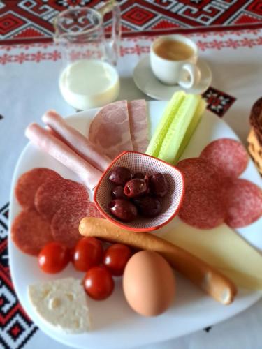 ポルンバク・デ・ススにあるPorumbacu381 - Casa de Oaspeti Fainiの肉野菜盛り合わせ