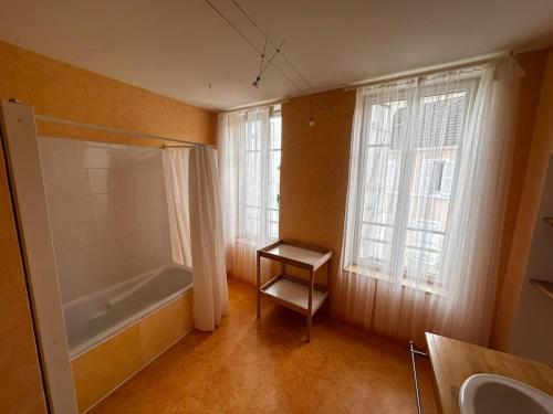 un bagno con vasca e lavandino di Appartement familial - jardin - PS4 a Montluçon