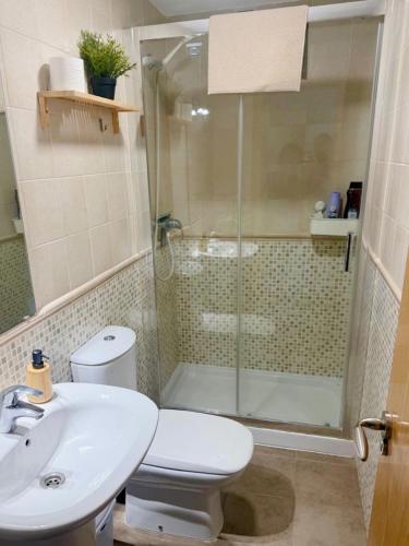 Ático con terraza privada, solárium y piscina en zona tranquila
