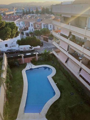 Ático con terraza privada, solárium y piscina en zona tranquila
