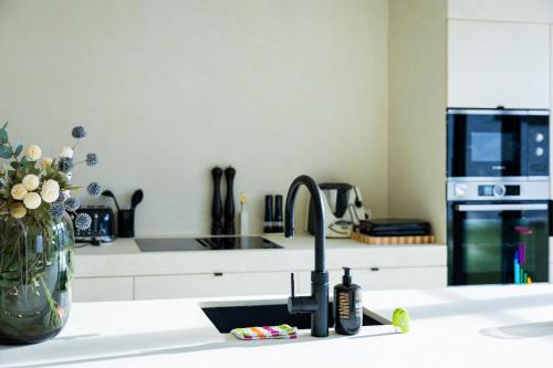 Foto Souljoy Sanctuary - luxury Holiday design House with 7 rooms, 6 bathrooms for 14 people 4