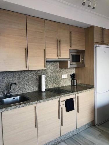 Ático con terraza privada, solárium y piscina en zona tranquila