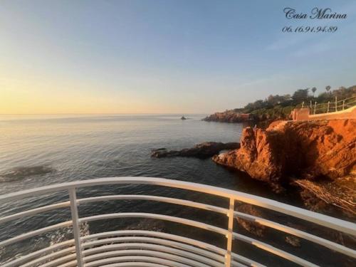 - une vue sur l'océan depuis un bateau dans l'établissement Casa Marina, à Saint-Raphaël