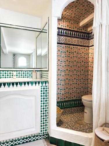 ル・プラデにあるL Haciendaのタイル張りの壁、トイレ付きのバスルーム