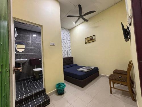 Ένα ή περισσότερα κρεβάτια σε δωμάτιο στο Ray Yan Guesthouse Penang