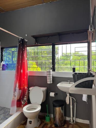 Un baño con inodoro, lavabo y ventana. en Apartamento charlotte, en La Unión