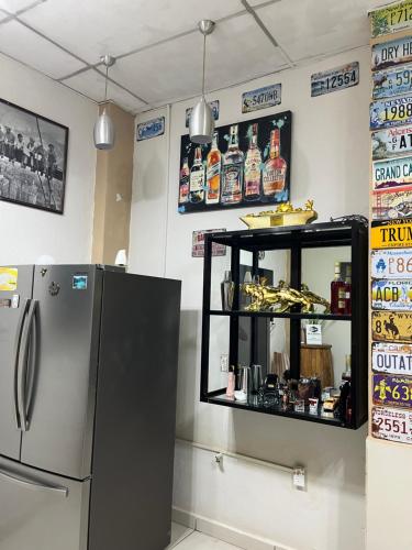 cocina con nevera y estante con bebidas en Apartamento charlotte, en La Unión