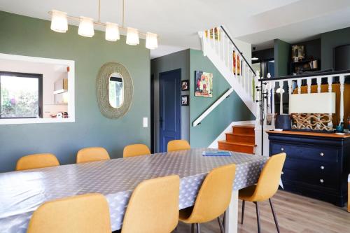 a dining room with a table and chairs at Magnifique maison de famille - Entre terre et mer in Fouesnant
