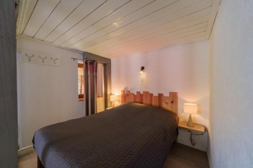 a bedroom with a bed in a room at Le studio in Turckheim