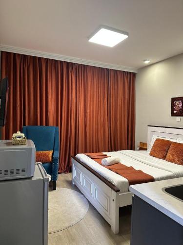 Postel nebo postele na pokoji v ubytování Indesign makumbi Apartment