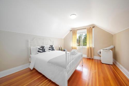 Voodi või voodid majutusasutuse Charming 3BR Home Near UBC with Parking & Backyard toas