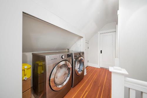 Foto Vancouveris asuva majutusasutuse Charming 3BR Home Near UBC with Parking & Backyard galeriist