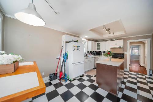 Köök või kööginurk majutusasutuses Charming 3BR Home Near UBC with Parking & Backyard