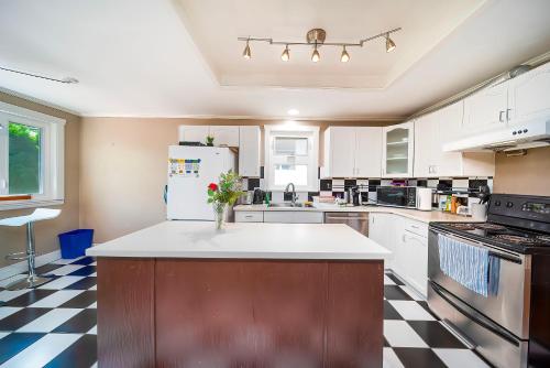 Köök või kööginurk majutusasutuses Charming 3BR Home Near UBC with Parking & Backyard