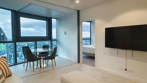 Télévision ou salle de divertissement dans l'établissement Queen's Wharf Apartments