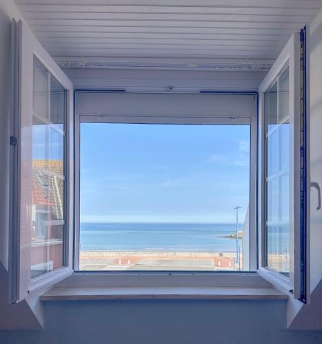 ein großes Fenster mit Meerblick in der Unterkunft L'Heurt Bleue - Maison de pêcheur face mer in Le Portel