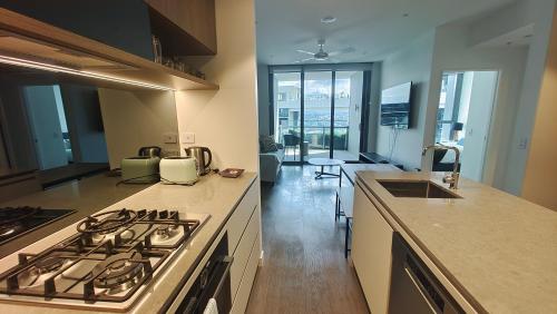 Cuisine ou kitchenette dans l'établissement Queen's Wharf Apartments