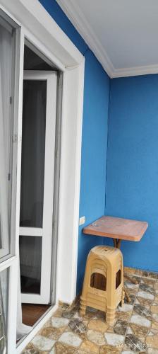 a table and a dog house in the corner of a room at Ana hotel in Ureki