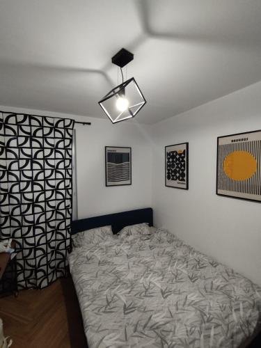 une chambre avec un lit et un ventilateur de plafond dans l'établissement Petit cocon parisien ! Paris Centre - Gare du Nord, à Paris