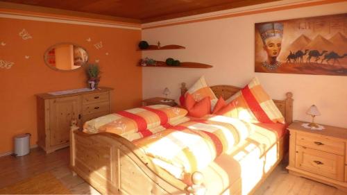 a bedroom with a bed and a painting on the wall at Komfortable Ferienwohnung Mit Garten Und Grill in Gleißenberg