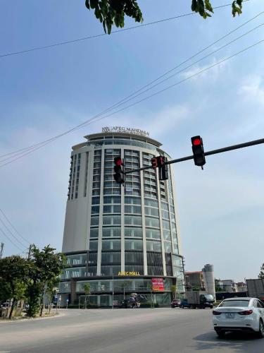a traffic light in front of a large building at Apec Mandala Hải Dương in Hải Dương