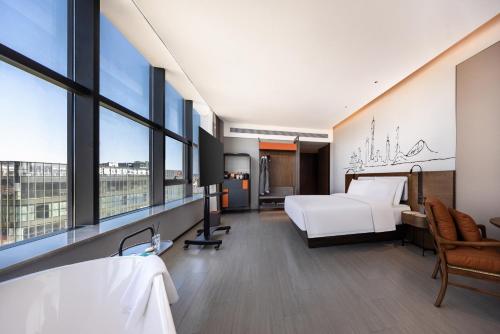 Llit o llits en una habitació de UrCove By Hyatt Guangzhou Huadu Baiyun International Airport