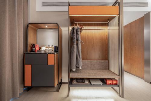 Cuisine ou kitchenette dans l'établissement UrCove By Hyatt Guangzhou Baiyun Airport Free Shuttle Bus to Canton Fair and to Airport