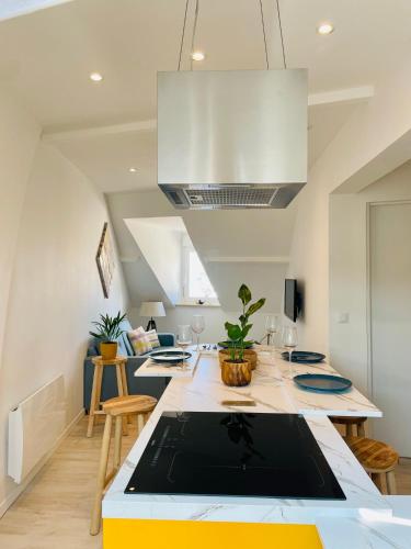 - une cuisine avec une grande île dans une chambre dans l'établissement Lou & Moi Appartement à 50m de la plage, à Cayeux-sur-Mer