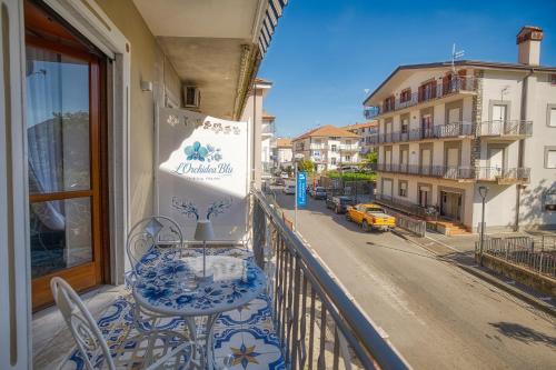 a balcony with a table and a view of a street at L'Orchidea Blu in Pianillo