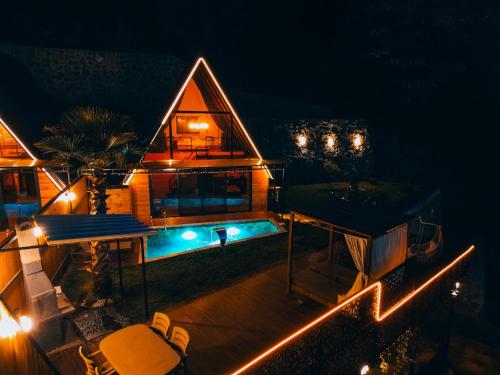 Fotografie z fotogalerie ubytování BungoRise Teras Heated Pool and Lake View v destinaci Sapanca