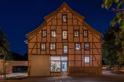 una vecchia casa con tetto di gamberetti di Harztrail Lodge a Ilsenburg