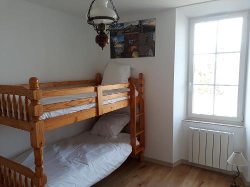 Ένα ή περισσότερα κρεβάτια σε δωμάτιο στο Appartement dans maison de caractère avec piscine