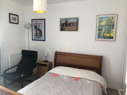 Ένα ή περισσότερα κρεβάτια σε δωμάτιο στο Maison neuve dans quartier tranquille