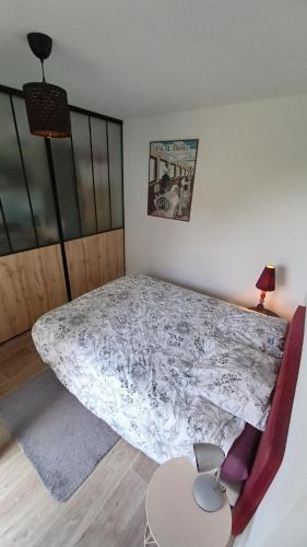 Ένα ή περισσότερα κρεβάτια σε δωμάτιο στο Maison neuve dans quartier tranquille