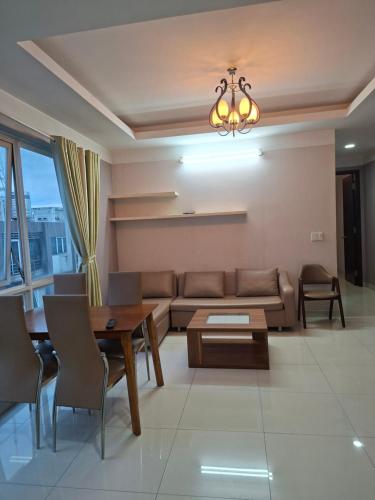 a living room with a couch and a table at Chung cư Sunrise Thủ Dầu Một in Trạm Chánh An
