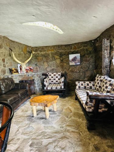 Ruang duduk di Fichstone cave house 1bedroom