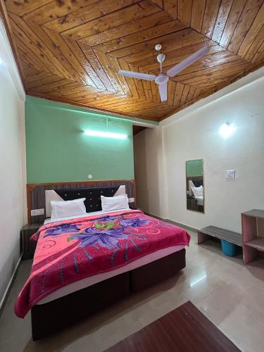 a bedroom with a bed with a wooden ceiling at Hotel Swiss Meadows Khajjiar in Khajjiar 