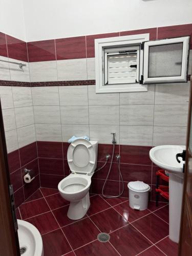 卡萨米尔Vila Ervin Ksamil的带马桶和水槽的浴室