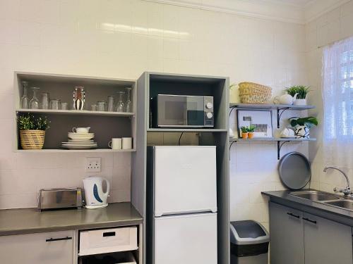 Η κουζίνα ή μικρή κουζίνα στο Seabrook Vacations Suite 212