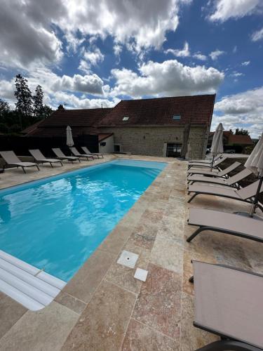 Bazén v ubytování Gîte 10 personnes avec spa privatif nebo v jeho okolí
