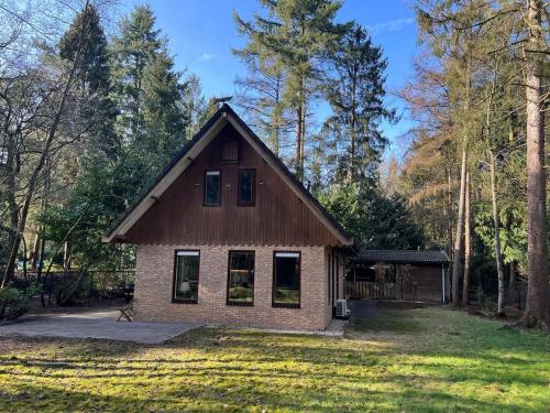una piccola casa in mezzo a un cortile di Forest house with sauna a Norg