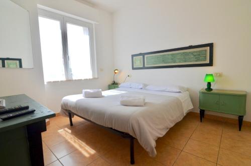 une chambre avec un lit avec deux oreillers dessus dans l'établissement Assisi - Angelic Apartments, à Santa Maria degli Angeli